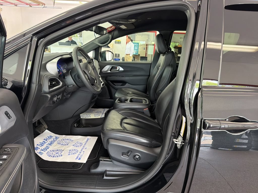 Used 2023 Chrysler Pacifica Touring-L w/ S Appearance Package FWD image 7