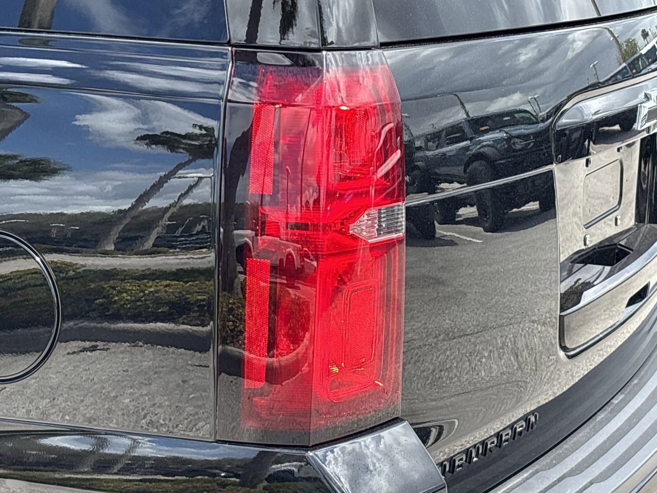 Used 2019 Chevrolet Suburban Premier RWD image 7