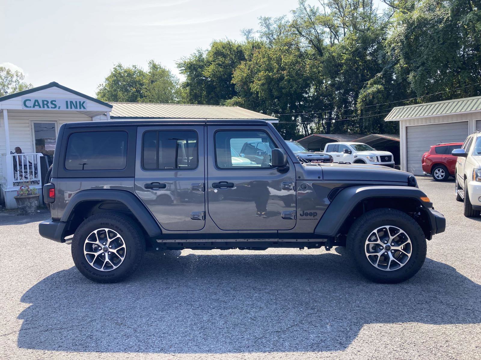 Used 2024 Jeep Wrangler Unlimited Sport image 2