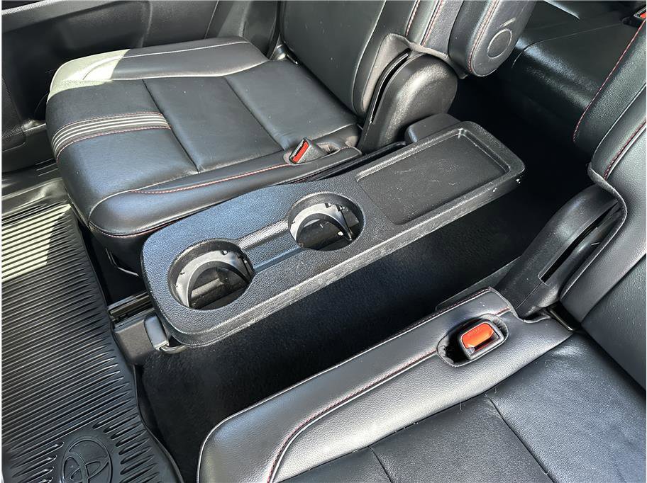 Used 2019 Toyota Highlander SE w/ Nightshade Edition AWD/4WD image 18