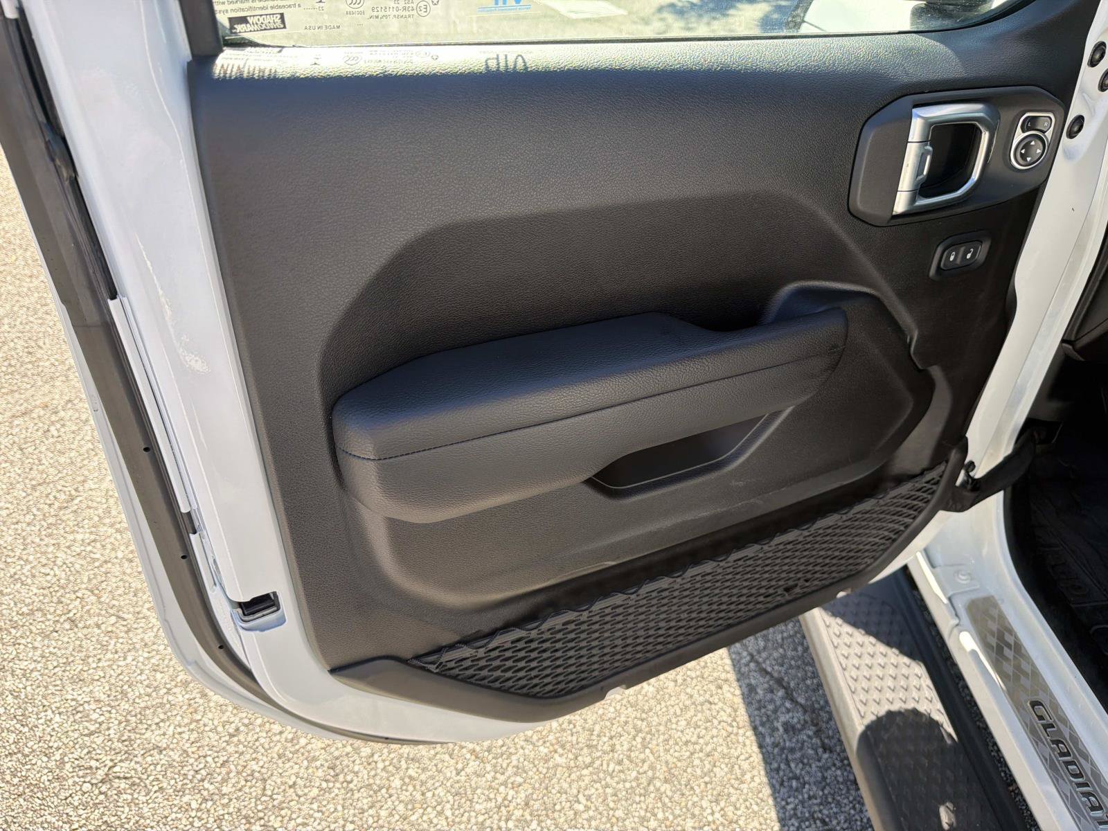 Used 2023 Jeep Gladiator Sport AWD/4WD image 11