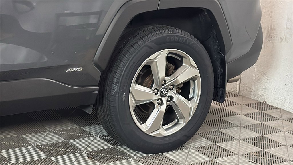 Used 2020 Toyota RAV4 Limited image 5