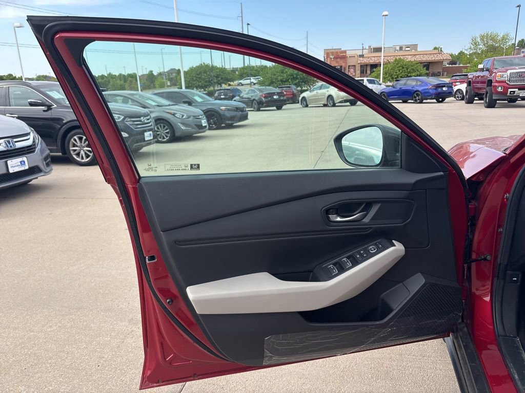Certified 2025 Honda Accord SE image 9