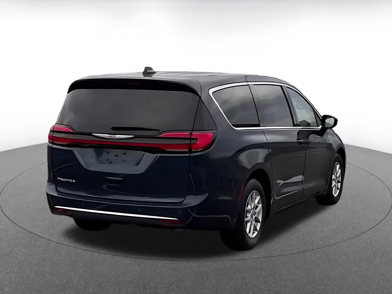 Used 2025 Chrysler Pacifica Select image 14