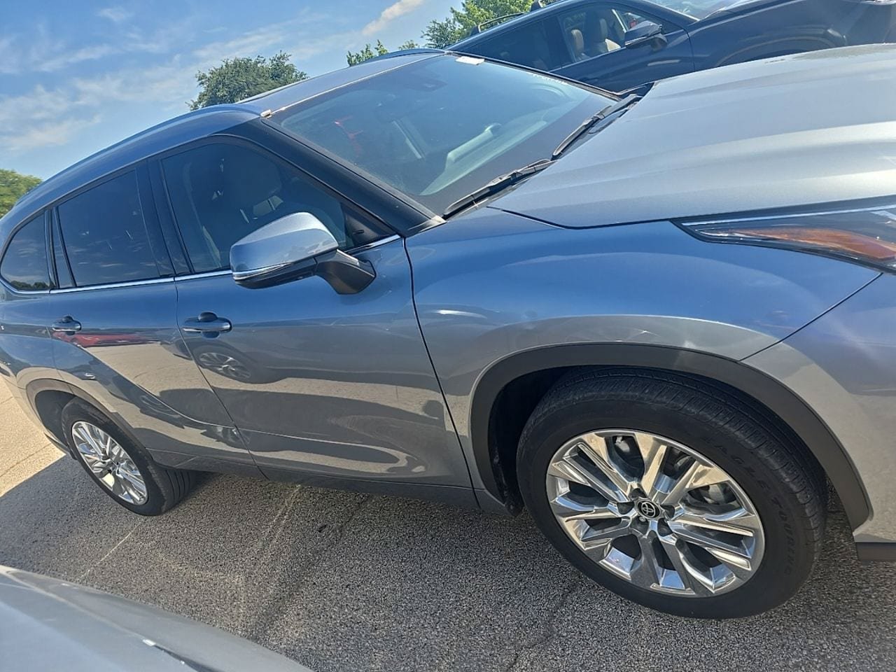 Used 2023 Toyota Highlander Limited FWD image 4