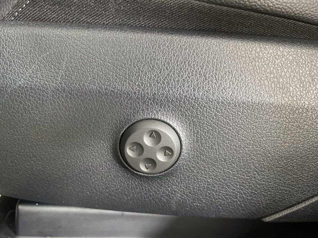 Certified 2025 Mercedes-Benz GLC 300 4MATIC image 4