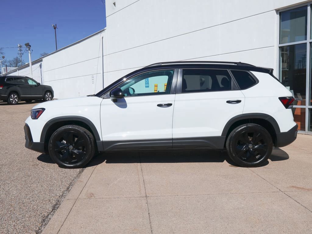 Certified 2025 Volkswagen Taos SE FWD image 2