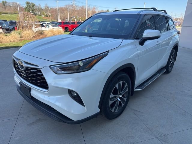 Used 2021 Toyota Highlander XLE AWD/4WD image 3