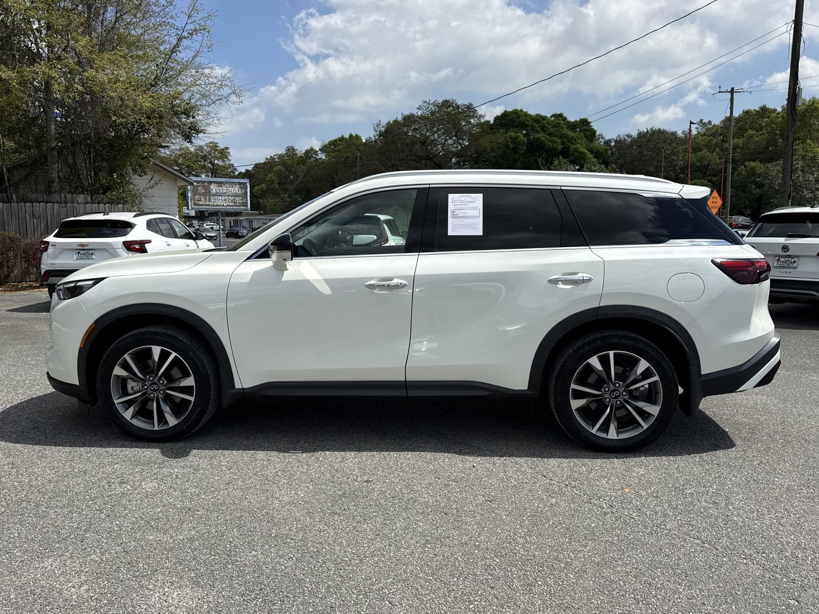Used 2023 INFINITI QX60 Luxe w/ Cargo Package FWD image 2