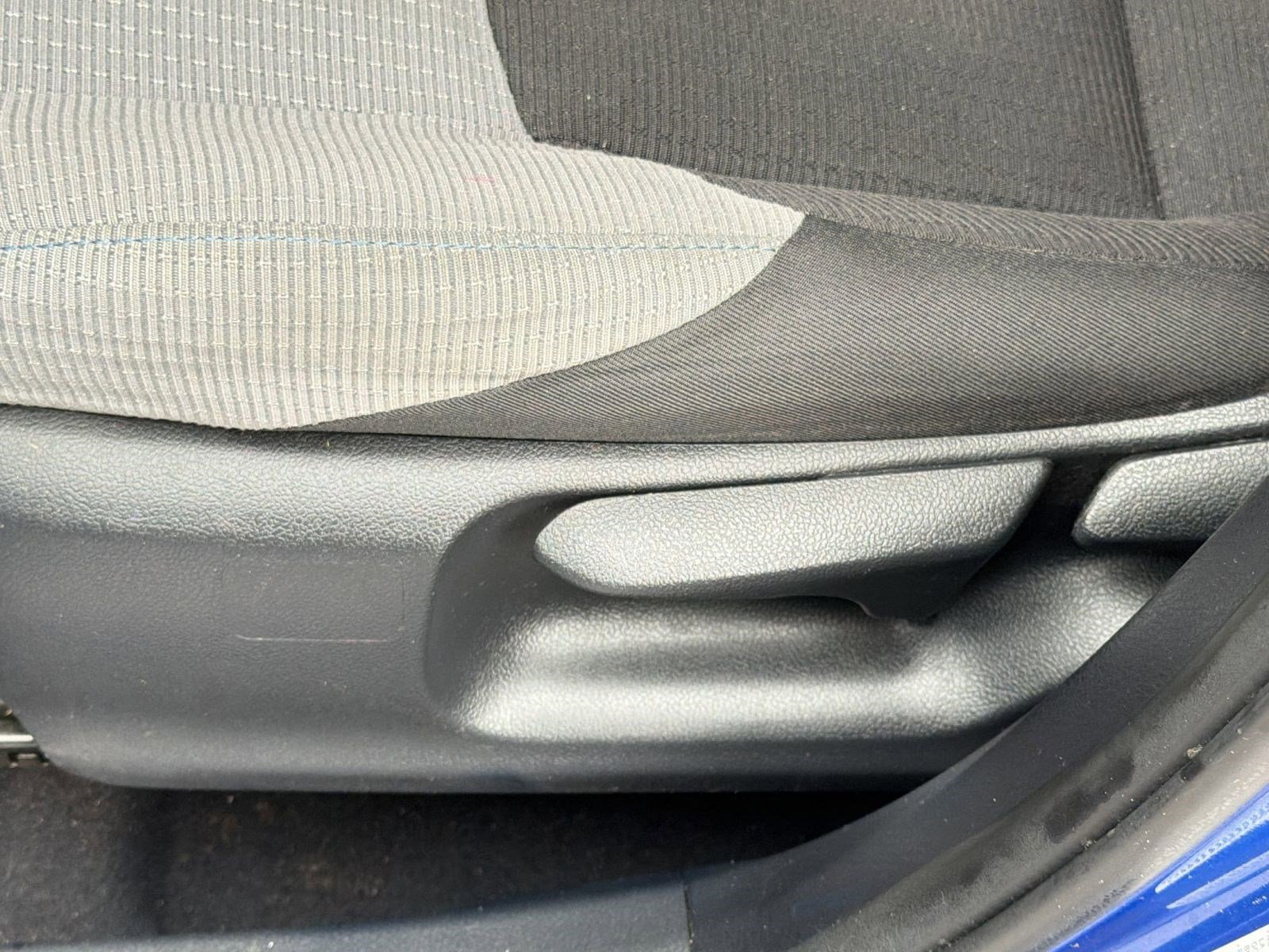 Used 2019 Toyota C-HR XLE FWD image 14