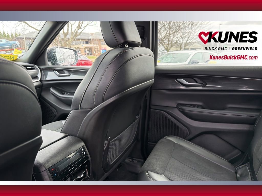 Used 2023 Jeep Grand Cherokee L Laredo image 33