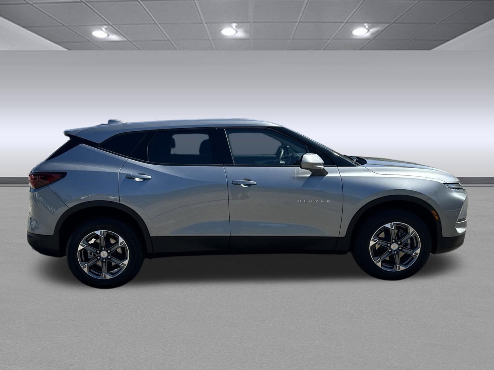 Used 2025 Chevrolet Blazer LT FWD image 2