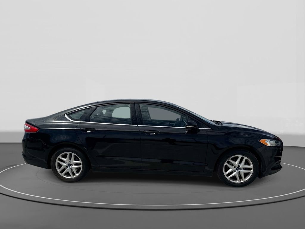 Used 2016 Ford Fusion SE image 3