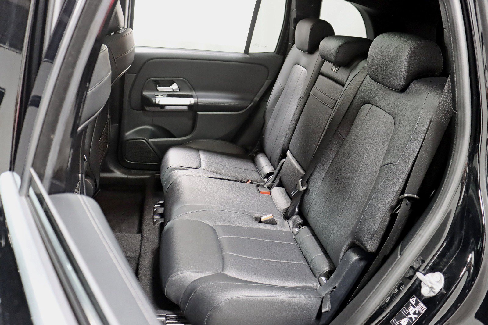 Used 2021 Mercedes-Benz GLB 250 4MATIC w/ Premium Package image 32