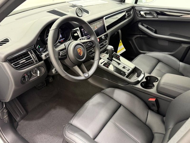 Used 2026 Porsche Macan AWD/4WD image 4