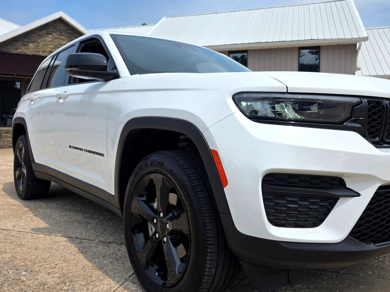 Used 2024 Jeep Grand Cherokee Altitude image 26