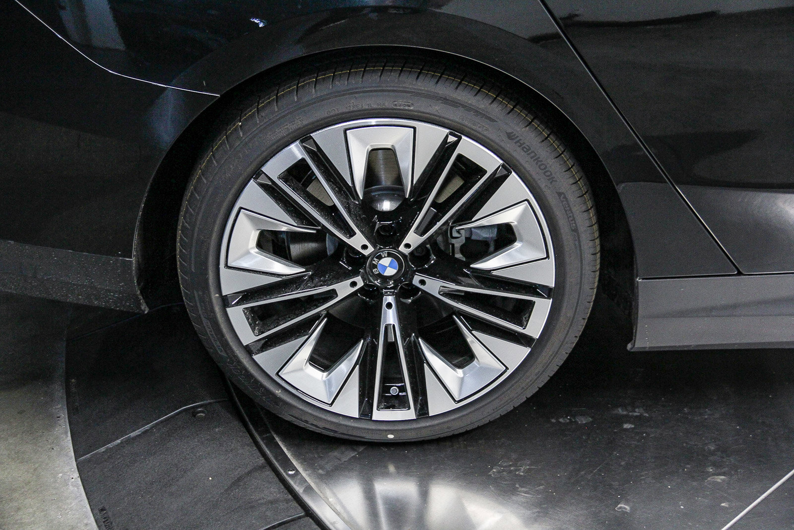 New 2026 BMW i5 eDrive40 w/ Convenience Package image 8