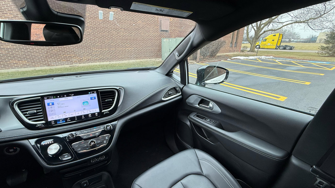 Used 2024 Chrysler Pacifica Select FWD image 18