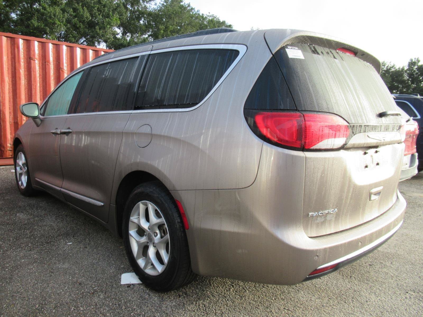 Used 2017 Chrysler Pacifica Touring-L w/ Tire & Wheel Group FWD image 3