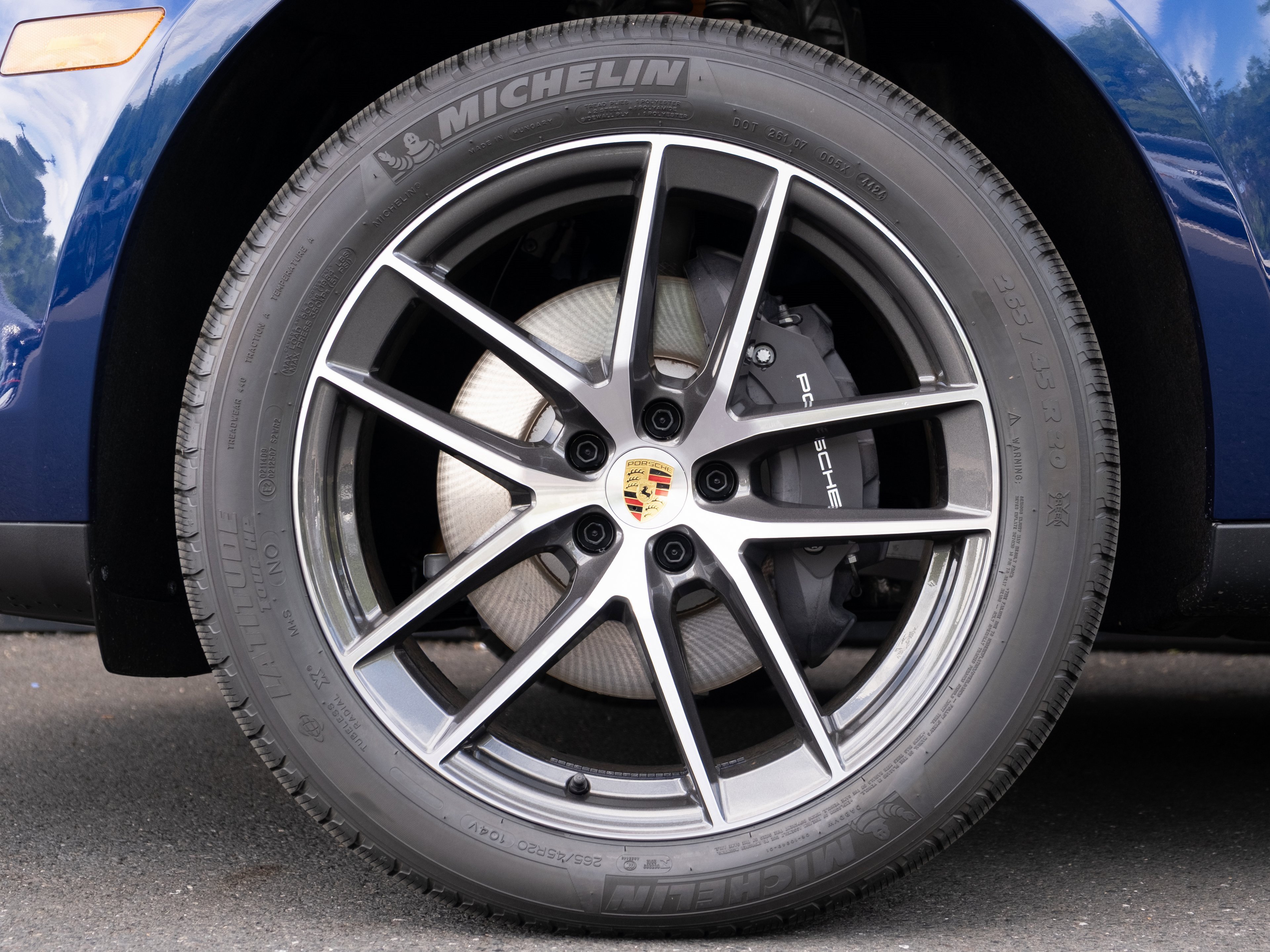 Certified 2025 Porsche Macan image 12