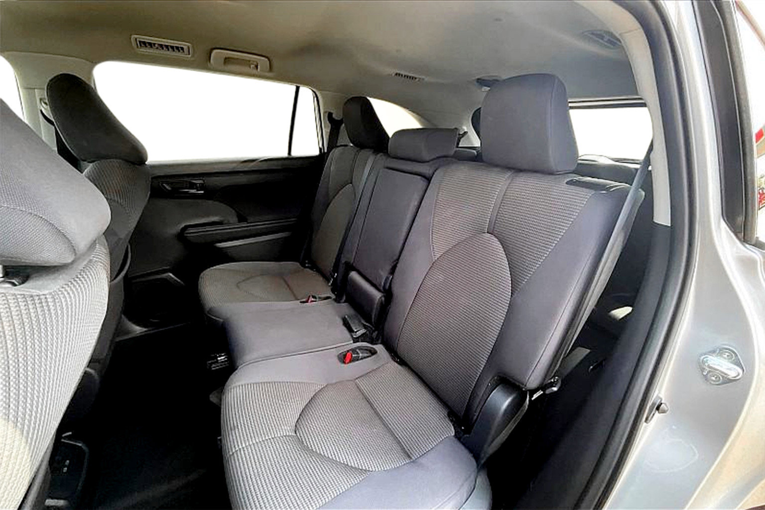 Used 2024 Toyota Highlander LE image 24