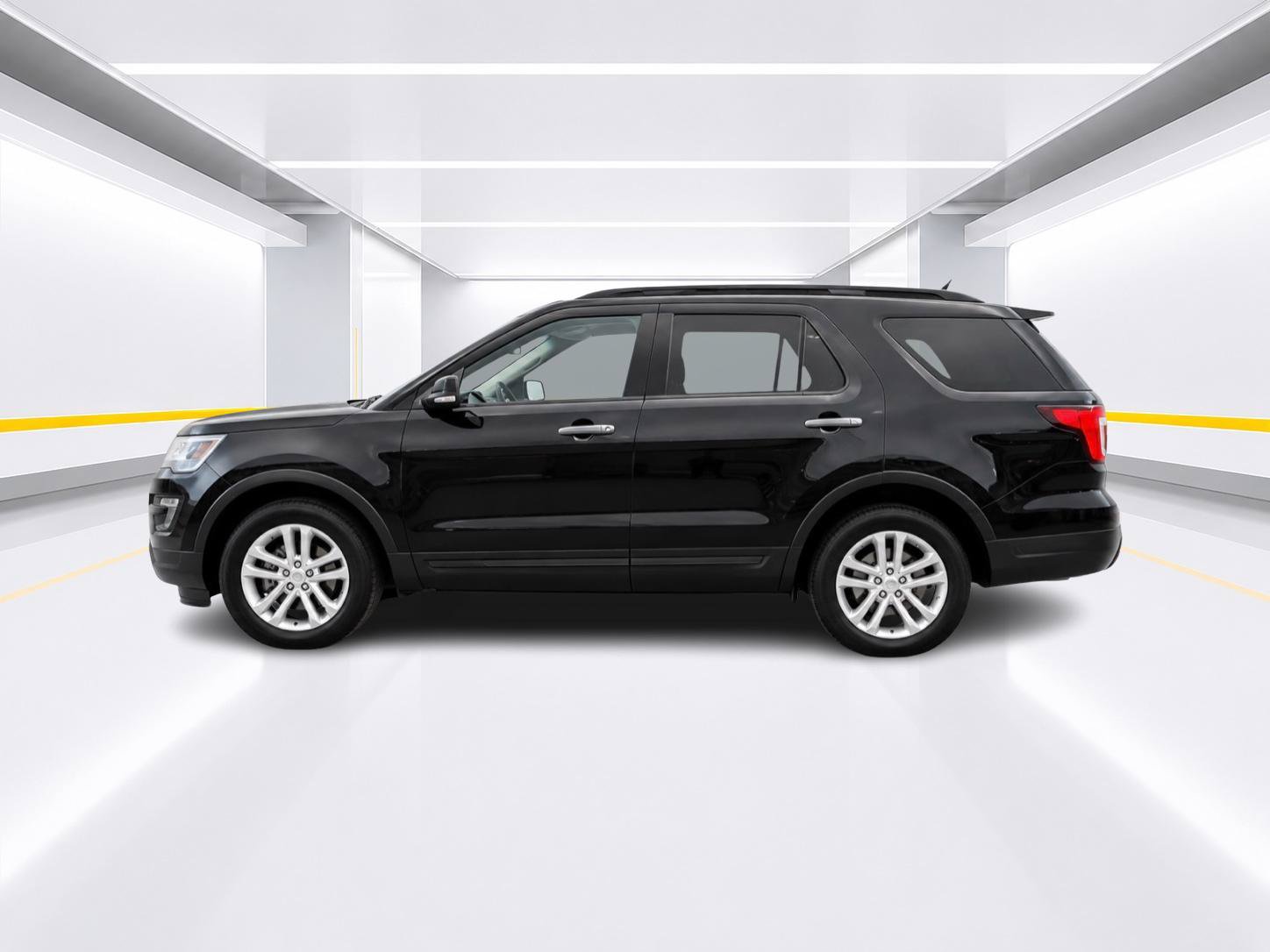 Used 2017 Ford Explorer FWD image 2