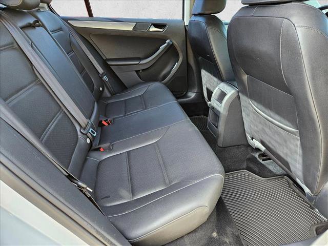 Used 2017 Volkswagen Jetta SE image 18