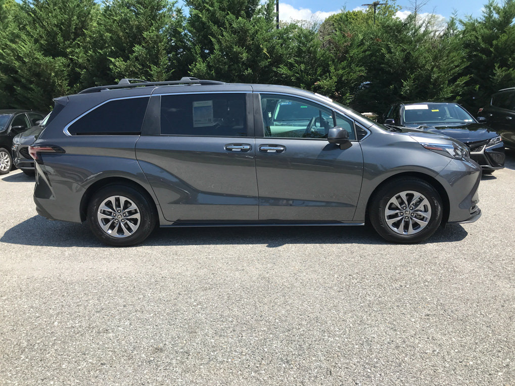 Certified 2025 Toyota Sienna XLE AWD/4WD image 9