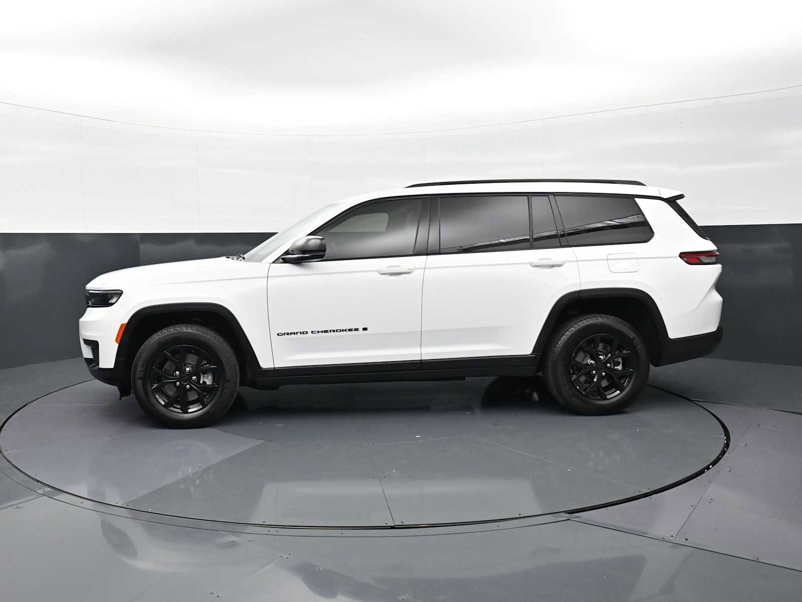 Used 2024 Jeep Grand Cherokee L Laredo RWD image 8