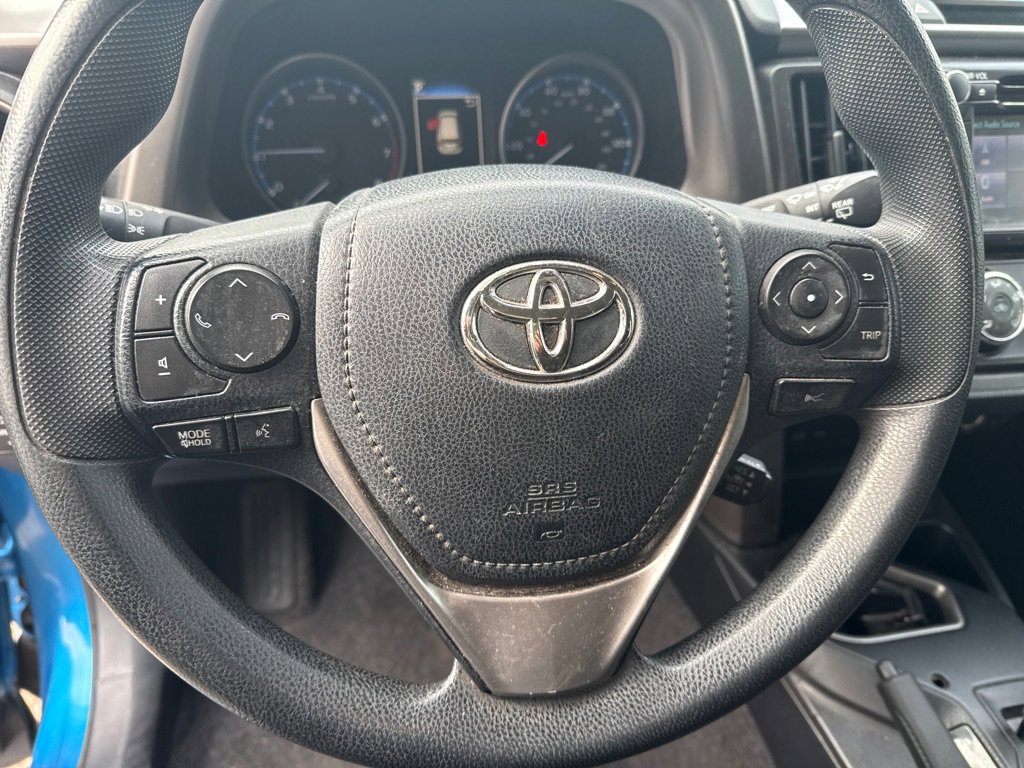 Used 2018 Toyota RAV4 LE FWD image 7