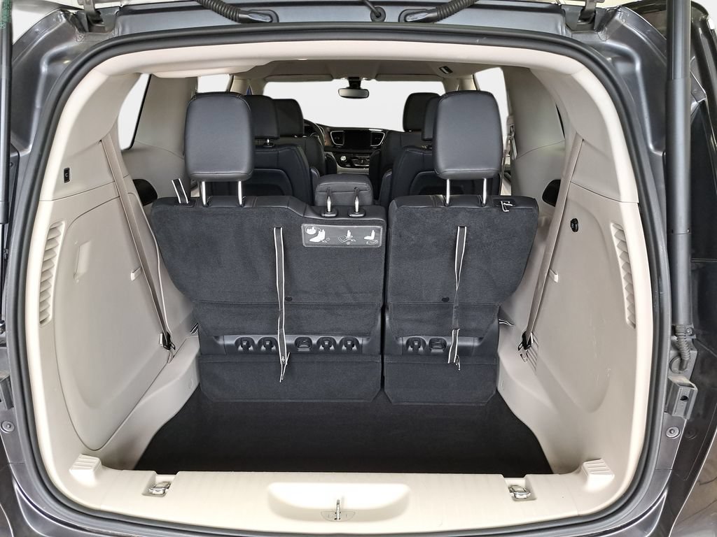 Used 2017 Chrysler Pacifica Touring-L FWD image 14