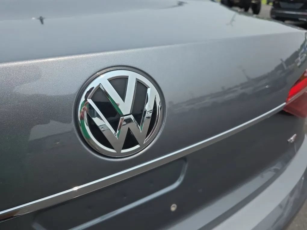 Used 2017 Volkswagen Passat 1.8T R-Line FWD image 10