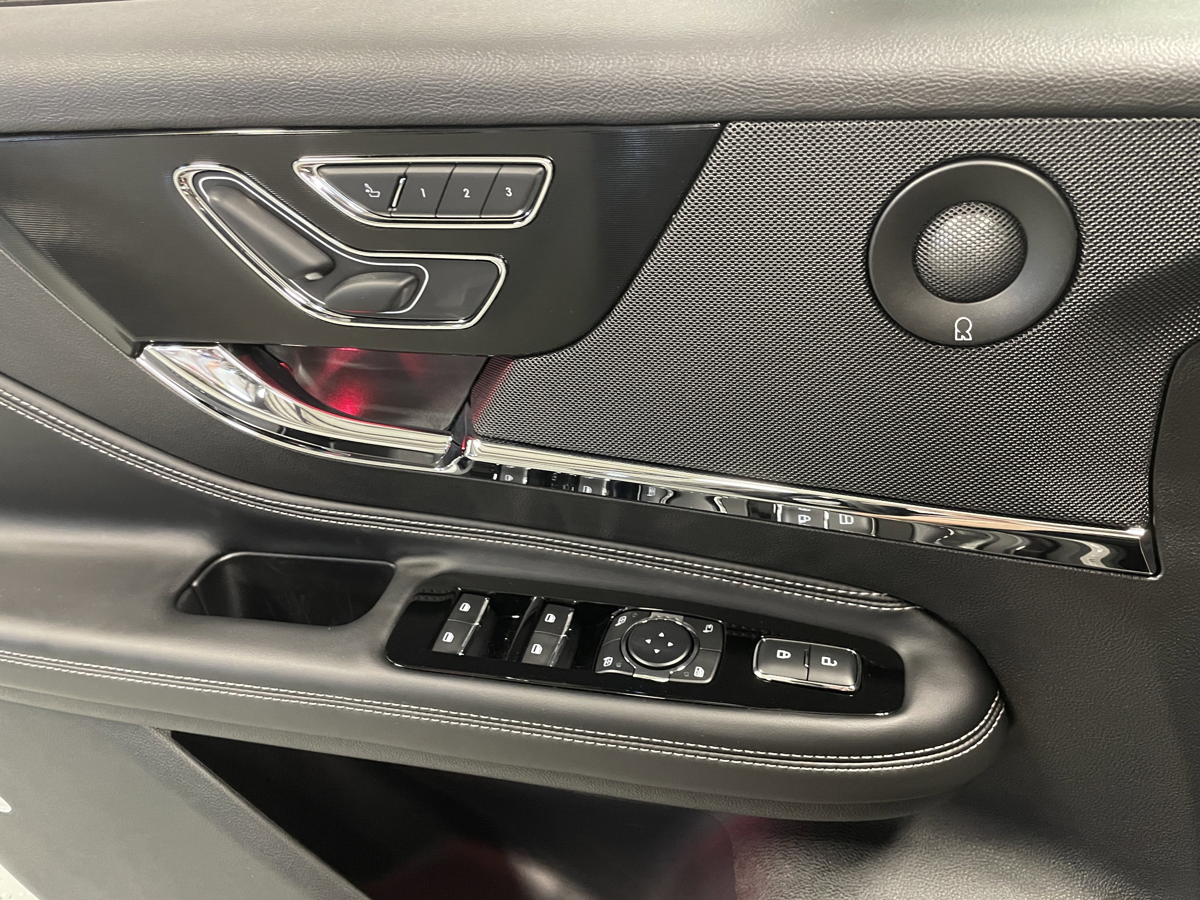 New 2025 Lincoln Corsair Reserve w/ Equipment Group 202A image 21