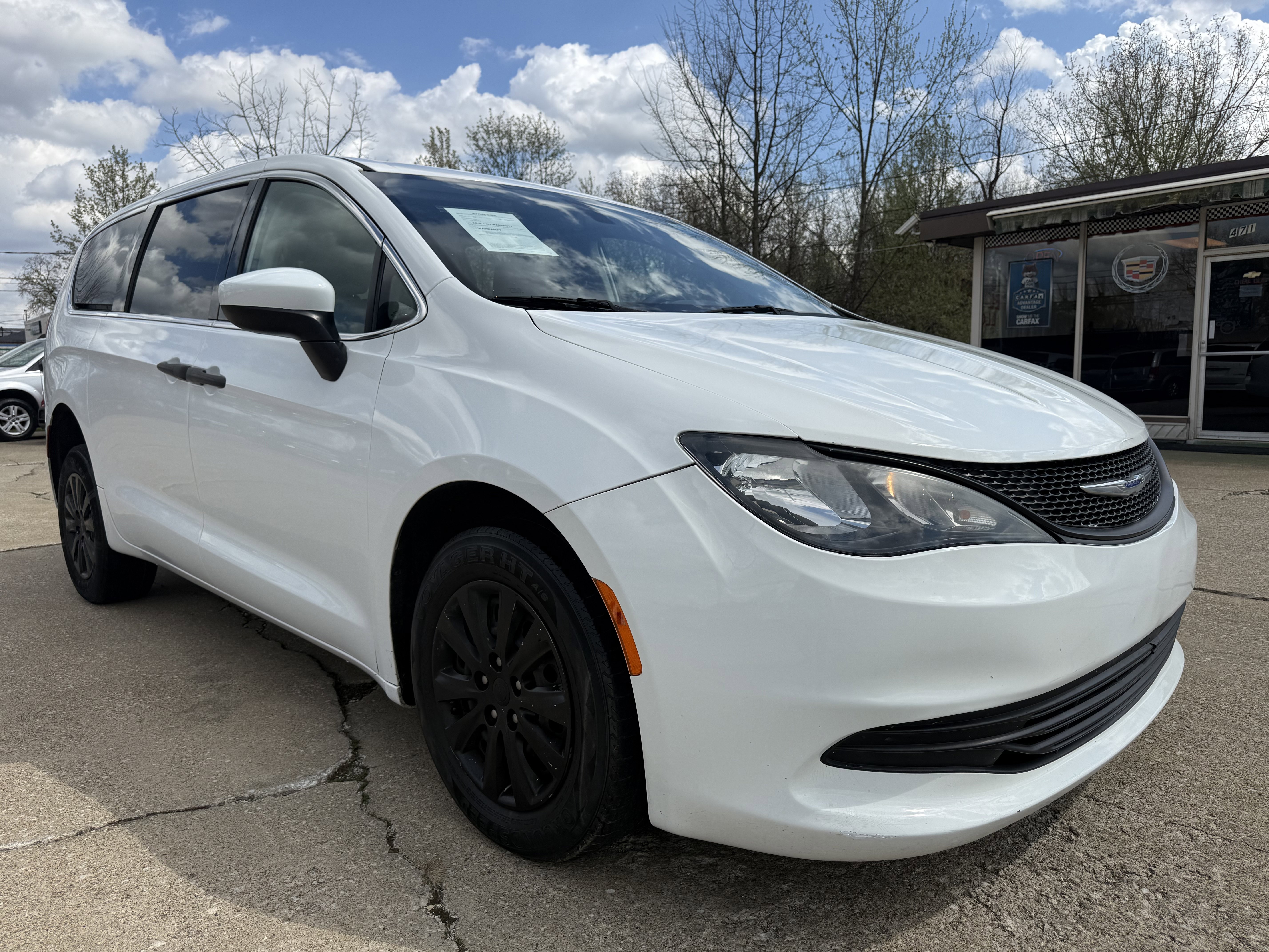 Used 2020 Chrysler Voyager L image 3