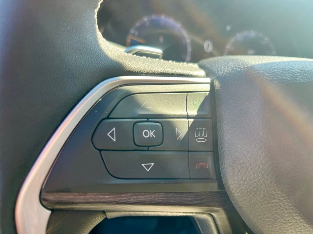 Used 2025 Jeep Grand Cherokee Limited w/ Black Appearance Package image 18