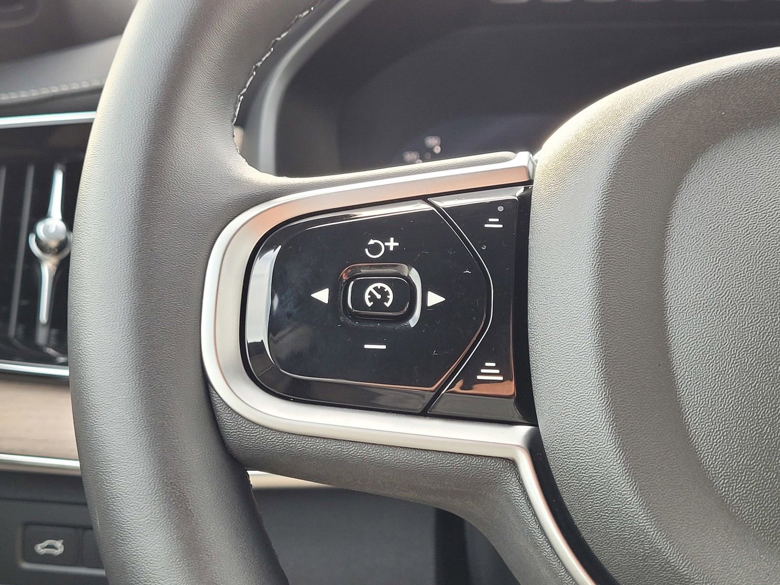 Certified 2025 Volvo XC90 T8 Plus image 20