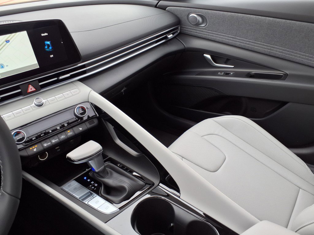 Certified 2025 Hyundai Elantra Limited image 10