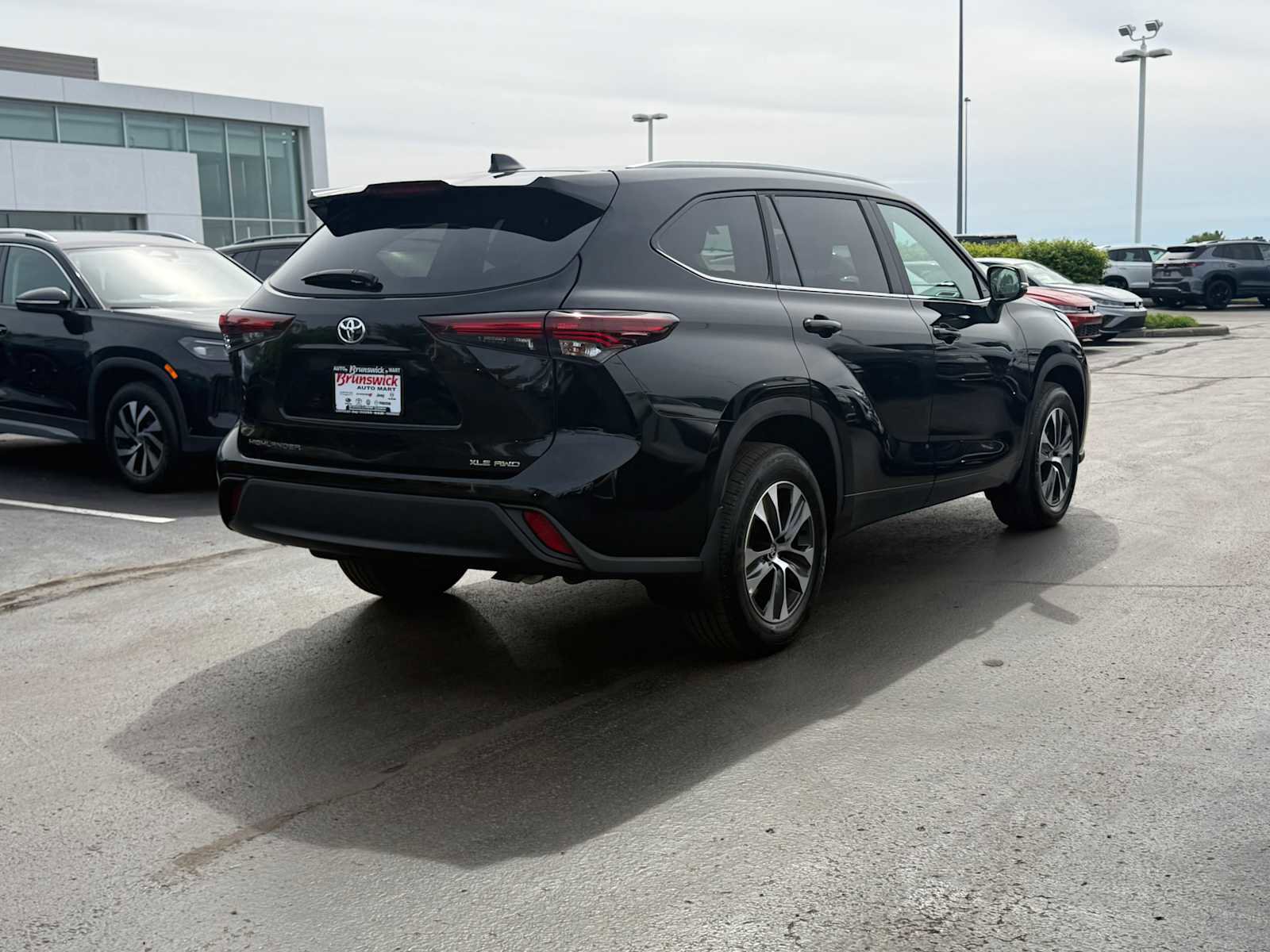 Certified 2025 Toyota Highlander XLE AWD/4WD image 4