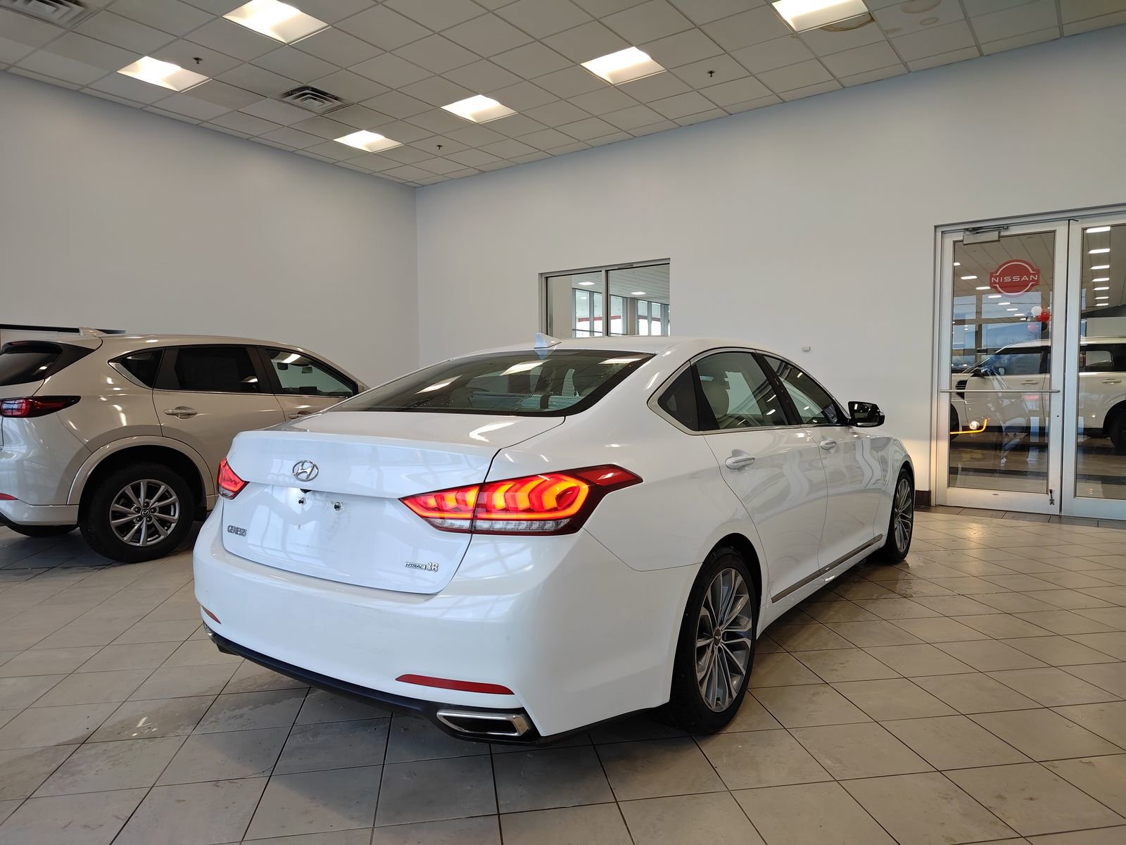 Used 2015 Hyundai Genesis 3.8 image 3