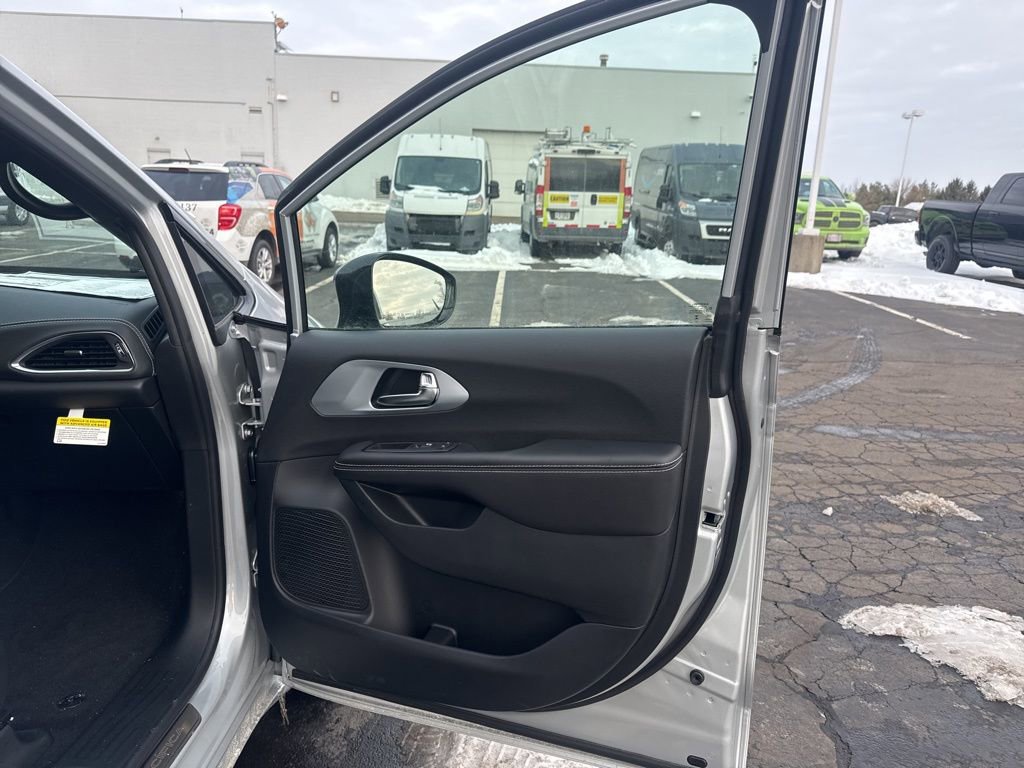 New 2026 Chrysler Pacifica Limited w/ S Appearance Package image 44