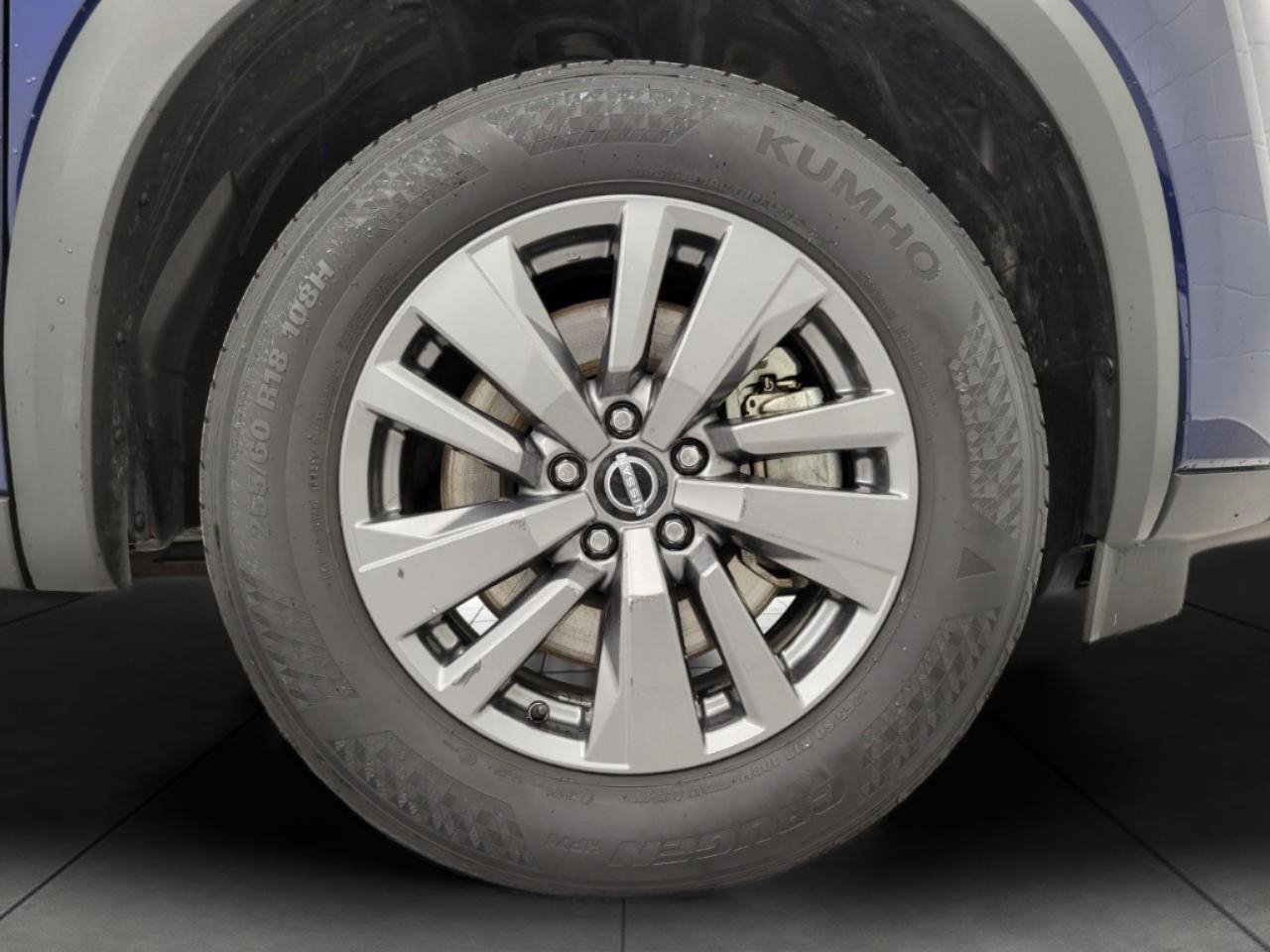 Used 2025 Nissan Pathfinder SV image 3