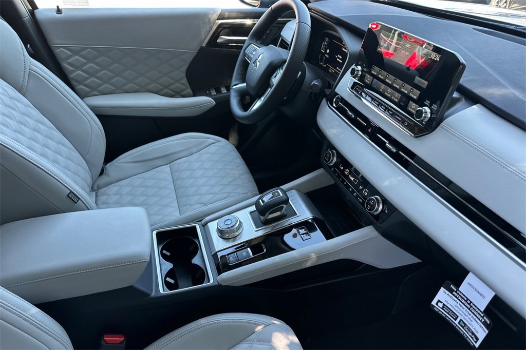 New 2025 Mitsubishi Outlander SEL image 17