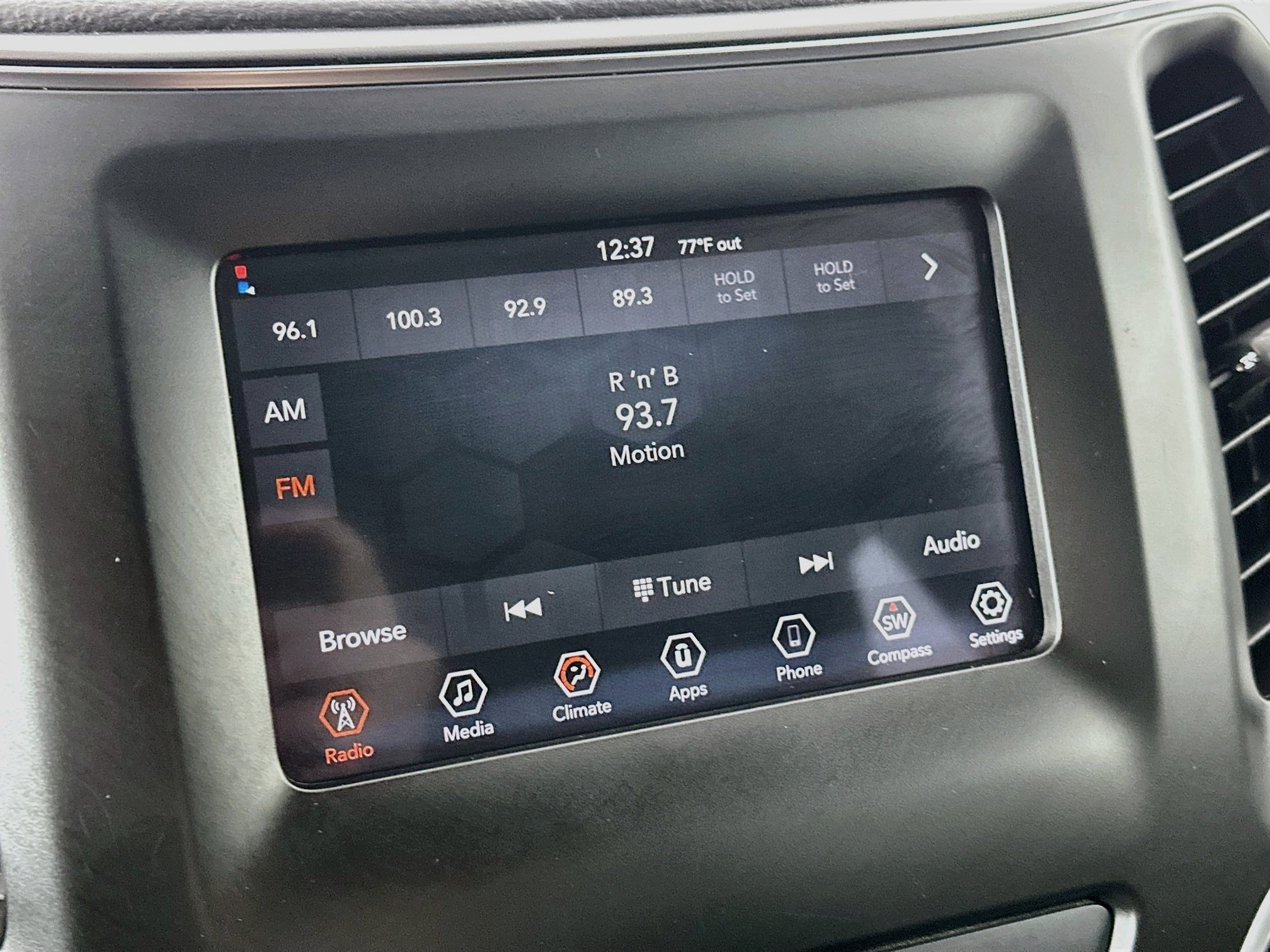 Used 2019 Jeep Cherokee Latitude w/ Popular Appearance Group FWD image 19