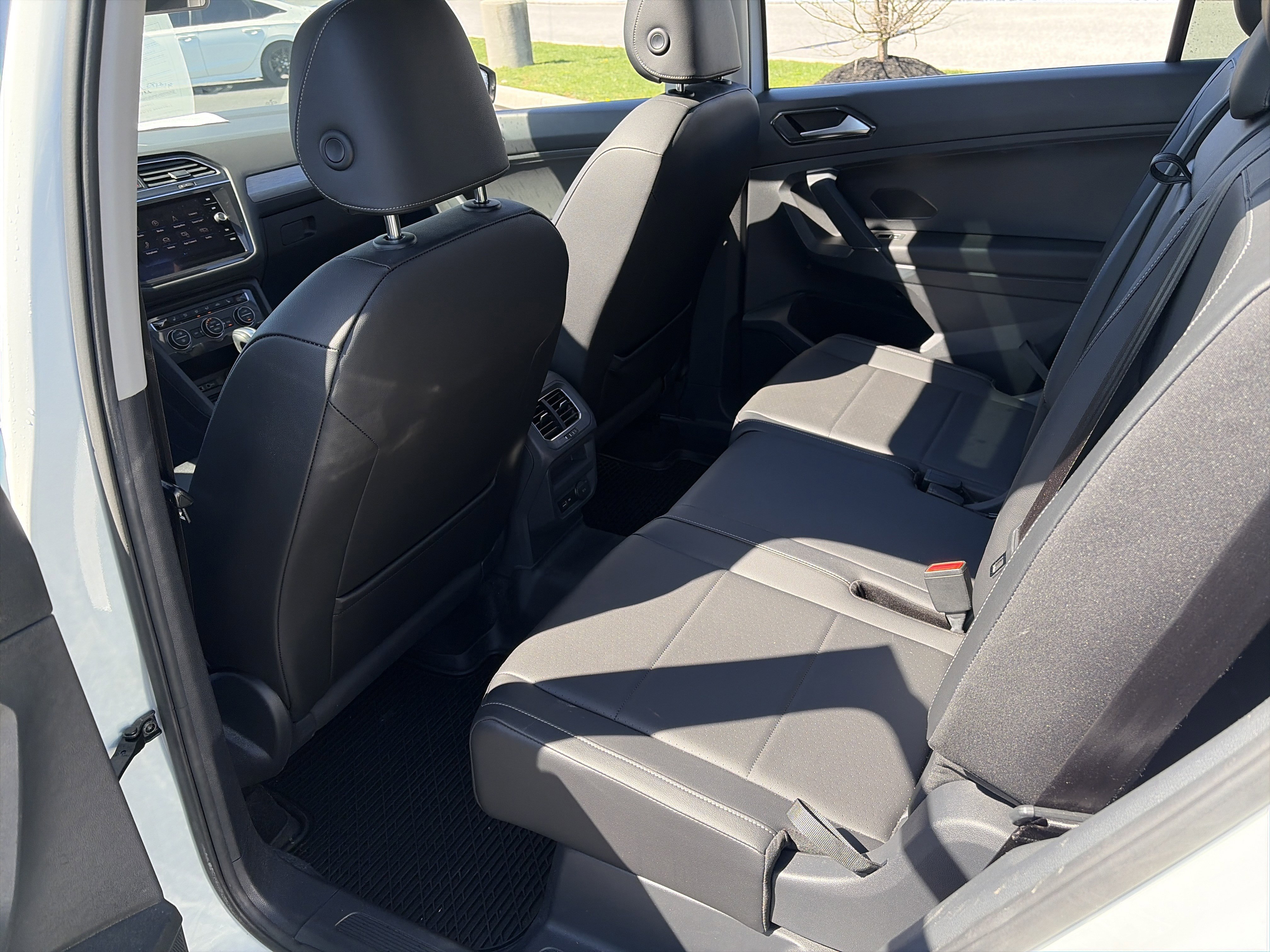 Used 2018 Volkswagen Tiguan SEL w/ 3rd Row Seat Package image 24