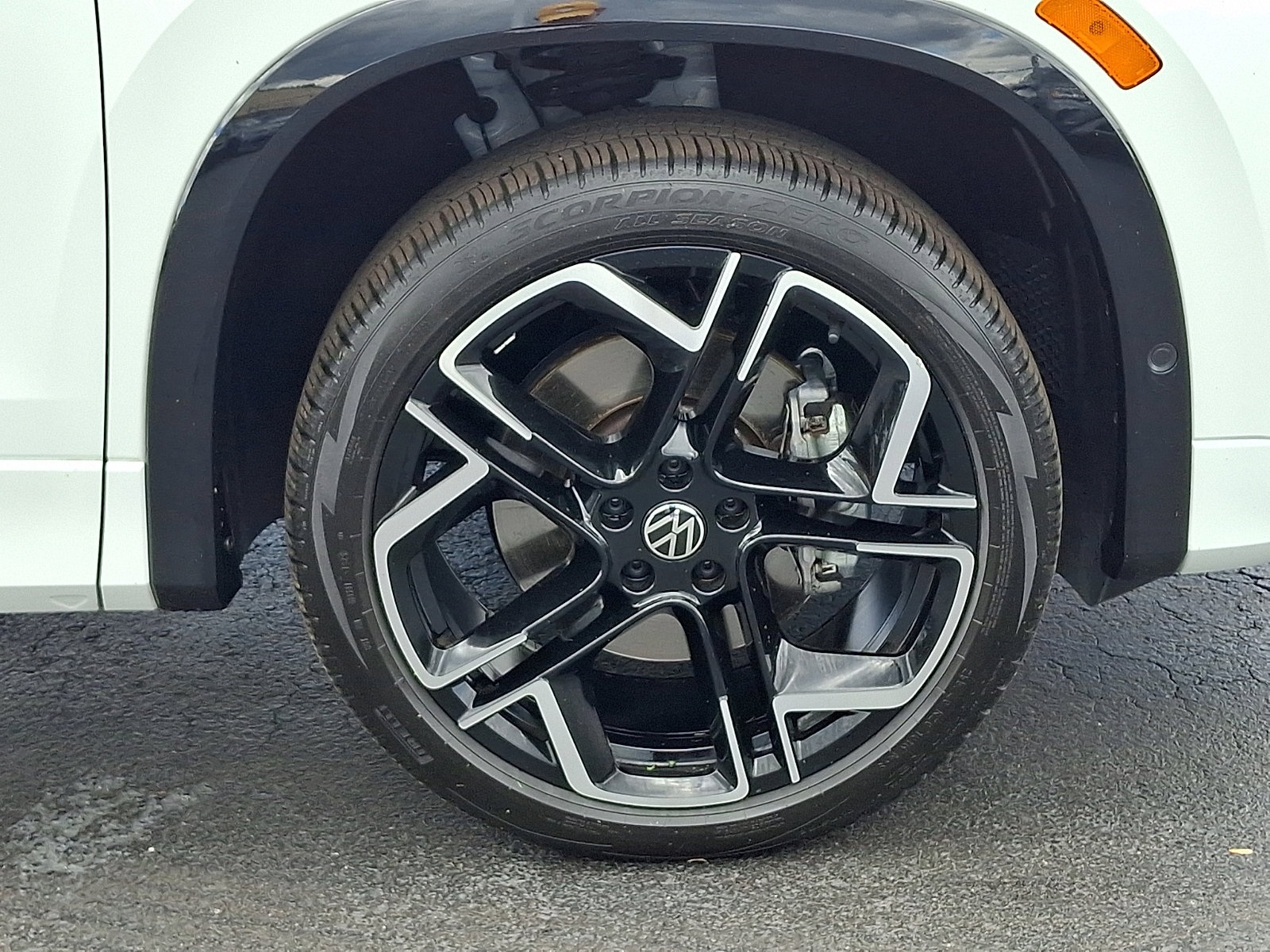 Certified 2025 Volkswagen Tiguan SEL R-Line AWD/4WD image 8