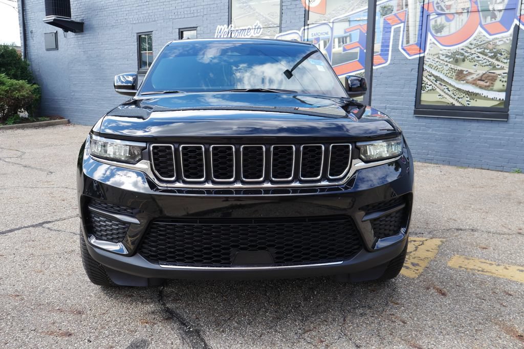 Used 2025 Jeep Grand Cherokee Laredo X w/ Luxury Tech Group I AWD/4WD image 2