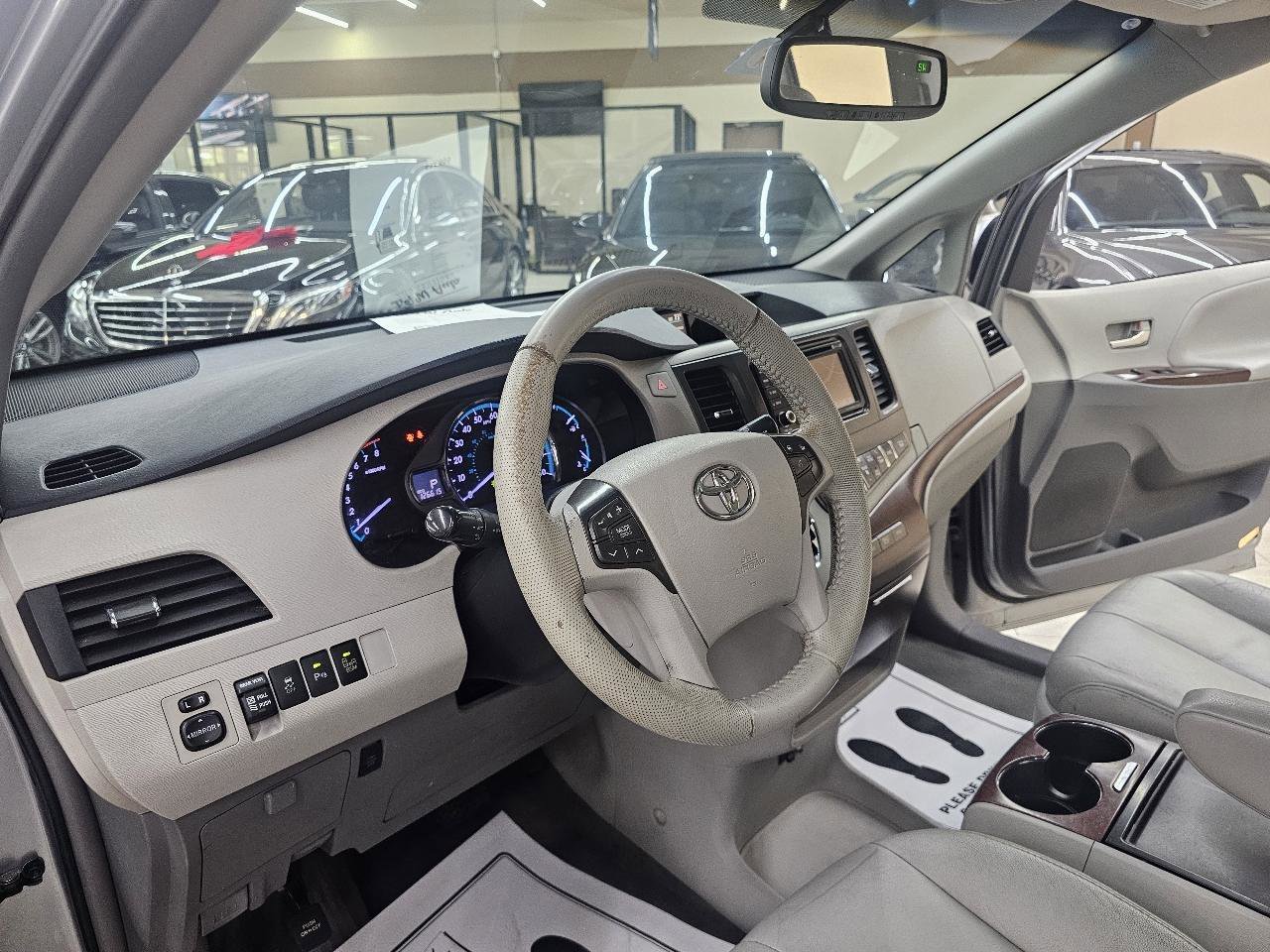 Used 2014 Toyota Sienna XLE FWD image 17