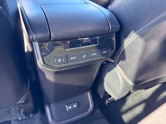 Used 2022 Toyota Highlander XLE FWD image 19