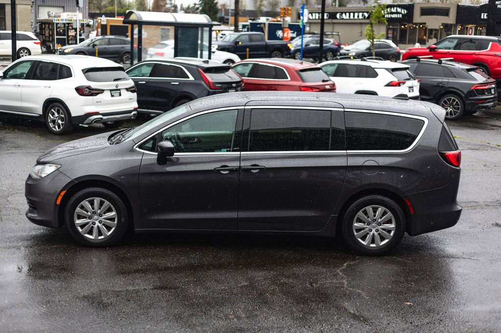 Used 2020 Chrysler Voyager L FWD image 11