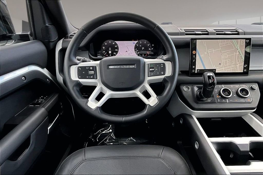Used 2025 Land Rover Defender 90 X-Dynamic SE image 8